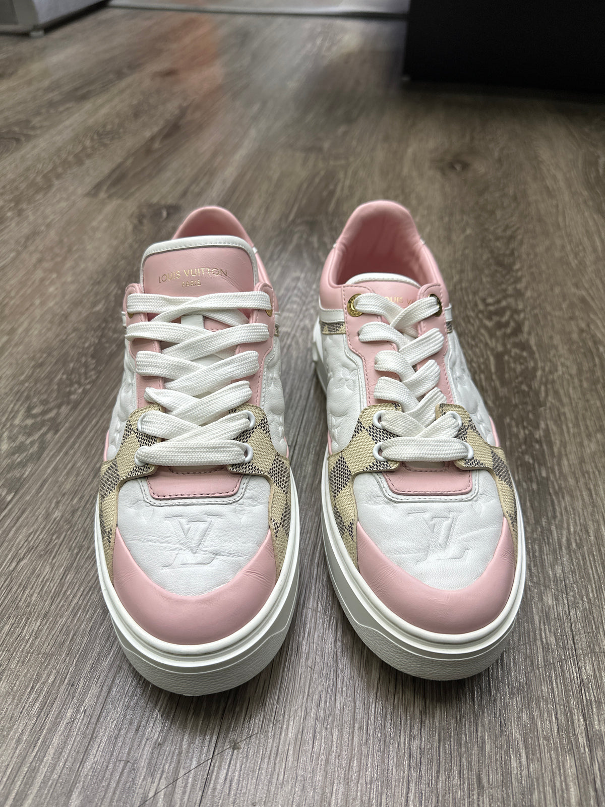 Louis Vuitton Time Out White/Pink Preloved